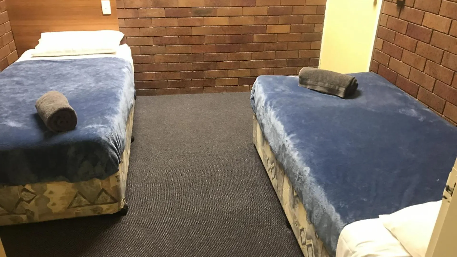 Motel Golden West Motor Inn Miles